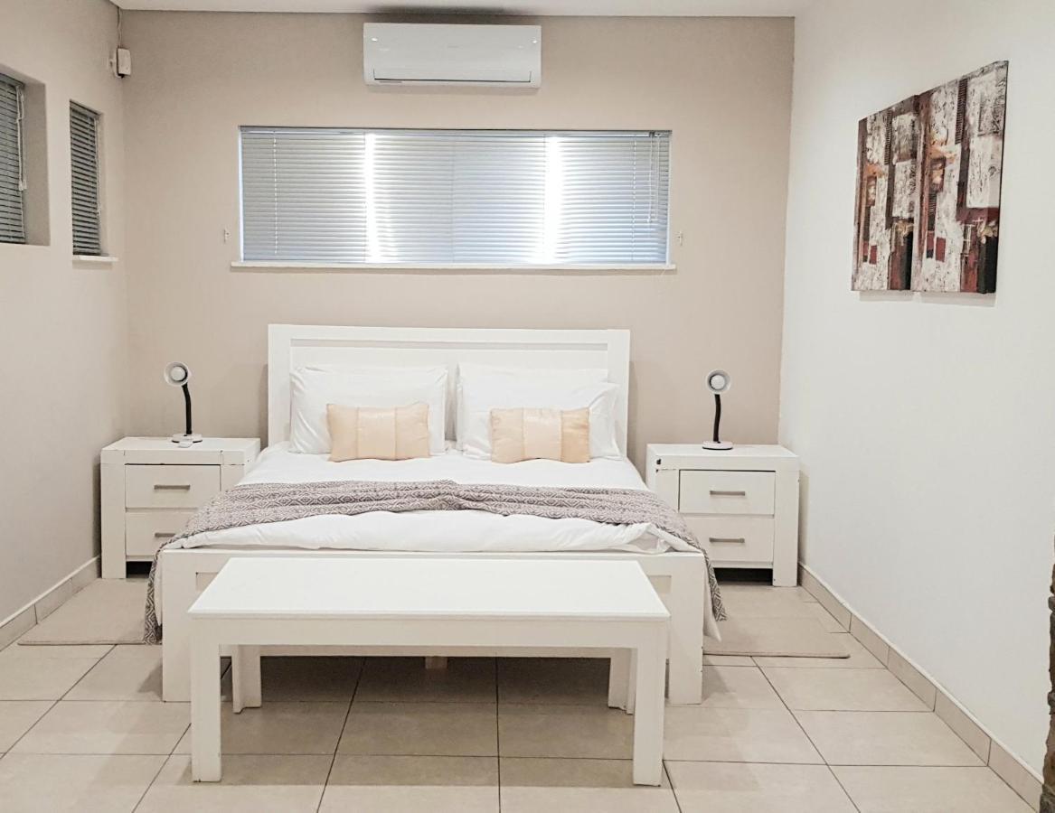 Feather Self Catering Accommodation Віндгук Екстер'єр фото